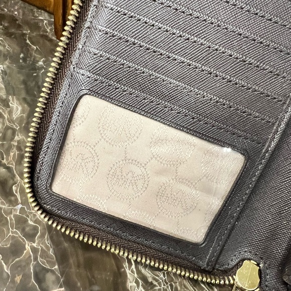 Michael Kors: Jet Set Travel - Large Continental Full-Zip Traveler Wallet - Picture 9 of 10